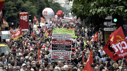 В Париже возобновились протесты, на улицы вышли десятки тысяч человек
