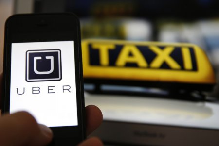 Uber начал тестировать в Москве оплату поездок наличными