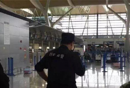 Взрыв в шанхайском аэропорту: пивная бутылка и нож в шее (Видео)