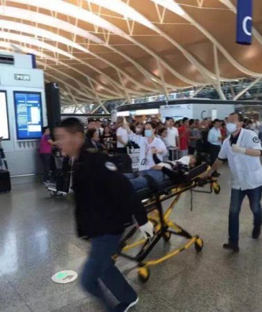 Взрыв в шанхайском аэропорту: пивная бутылка и нож в шее (Видео)