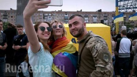 На военном параде в Мариуполе бойцы ВСУ и Ляшко поддержали марш извращенцев в Киеве (ФОТО)