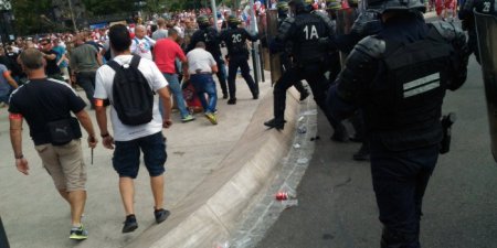 Французская полиция разогнала польских и украинских фанатов слезоточивым га ...