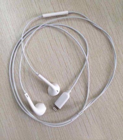 На Weibo появились новые фотографии наушников EarPods с коннектором Lightni ...