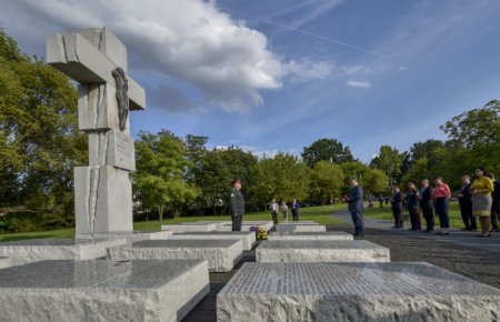 Одними цветами к памятнику жертвам не отделались: Польша признала геноцид