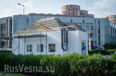 Перед администрацией Одессы строят «маленькую украинскую хату» для экспресс-бракосочетаний (ФОТО)