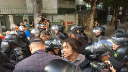 Полиция в Рио применила слезоточивый газ против активистов перед началом от ...