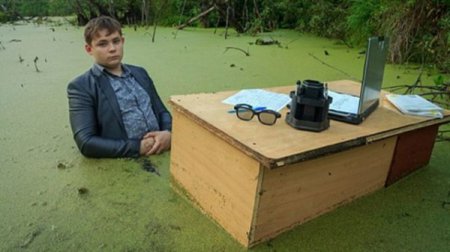 Фотосессия челябинского подростка в болоте за рабочим столом покорила Сеть