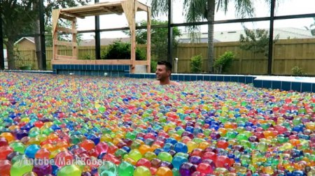 Известный западный блогер наполнил свой бассейн 25 миллионами водяных шарик ...