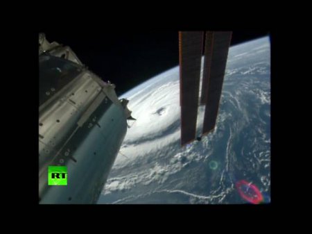 Вид из космоса на бушующие на Земле ураганы