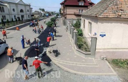 В «европейской Украине» жители села сами асфальтируют дороги (ФОТО)