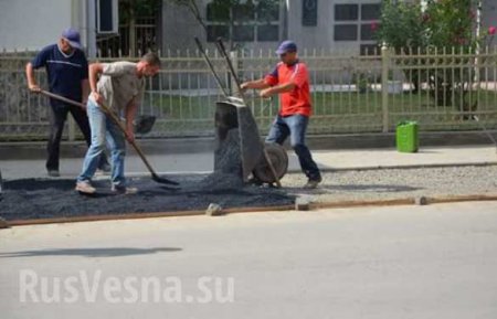 В «европейской Украине» жители села сами асфальтируют дороги (ФОТО)