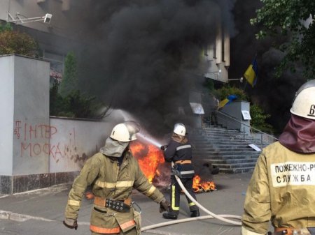 Группа неизвестных подожгла здание телеканала «Интер» на Украине