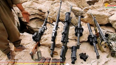 Бойцы РПК показывают захваченное оружие у турецких карательных подразделени ...