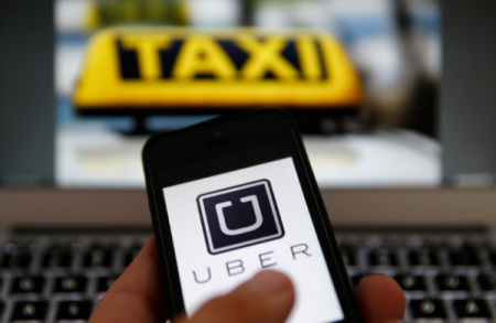 Сервис такси Uber брал оплату с россиян в долларах
