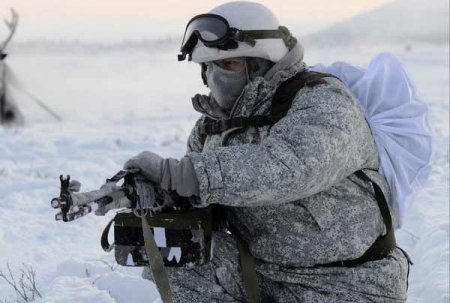 Арктические мотострелки Северного флота впервые высадились на Земле Александры