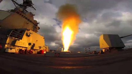 Американский эсминец против йеменских противокорабельных ракет