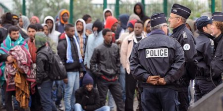 Во Франции мигранты изнасиловали переводчицу на глазах у репортера