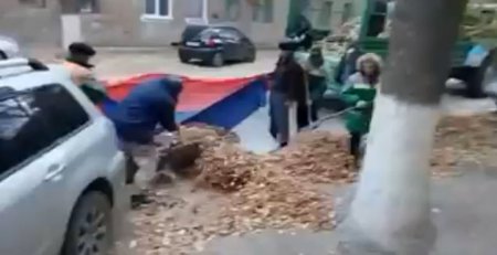 В Волгограде управляющая компания собирала мусор в российский триколор