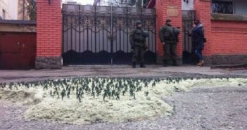 Перед консульством РФ во Львове сделали песочницу с «зелеными человечками»