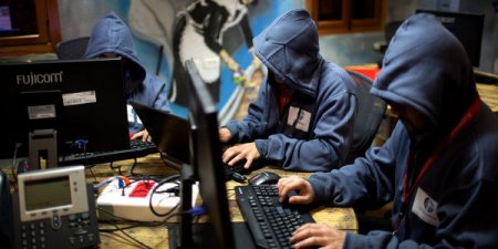 Американским хакерам удалось взломать "систему командования Кремля"
