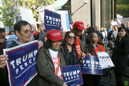 «Красивые женщины», мигранты, каски: так митинговали нетипичные сторонники Трампа (ФОТО)
