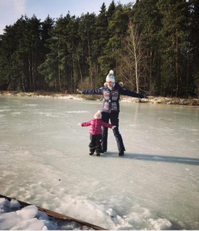 Татьяна Навка показала младшую дочь на льду