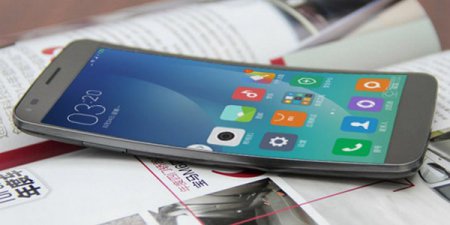 В сети опубликованы первые фотографии смартфона Xiaomi с изогнутым дисплеем