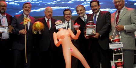 Секс-кукла в руках министра экономики Чили вызвала политический скандал