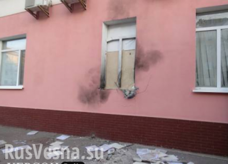 Это Украина: в Херсоне подорвали отделение банка (ФОТО)