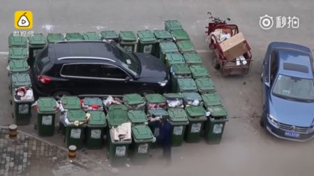 Мусорщик из Китая заблокировал мешавший автомобиль с помощью 40 баков