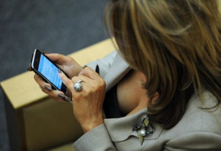 В Евросоюзе чаще выходят в интернет через мобильный телефон, в Восточной Ев ...