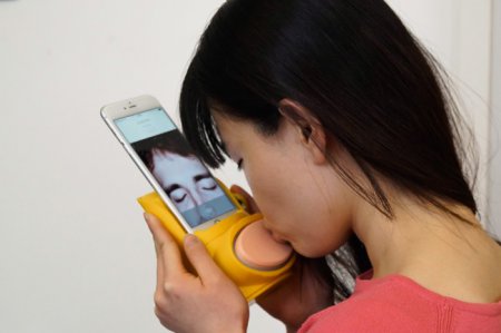 Британские учёные создали устройство для поцелуев через смартфон