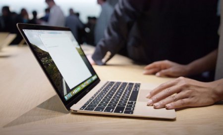 Пользователи Apple нашли внутри своих MacBook деньги