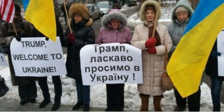 Пенсионерки из Киева пригласили Трампа на Украину плакатами на английском