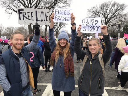 Кто митингует против Трампа: мужчины в розовом, женщины в костюмах половых органов и Джон Керри (ФОТО 18+)