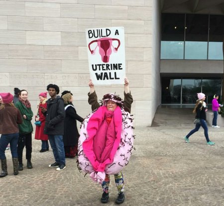 Кто митингует против Трампа: мужчины в розовом, женщины в костюмах половых органов и Джон Керри (ФОТО 18+)