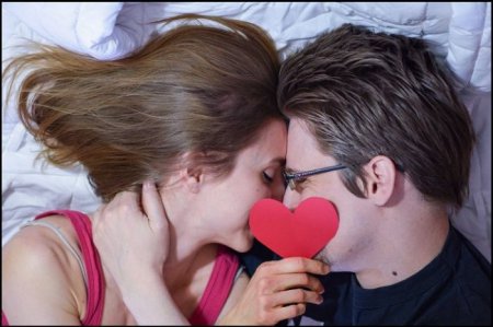 Эдвард Сноуден выложил фото с девушкой и валентинкой