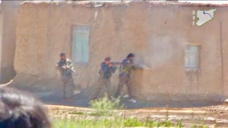 Курды отбили у ИГ авиабазу Табка и окружают город - Военный Обозреватель