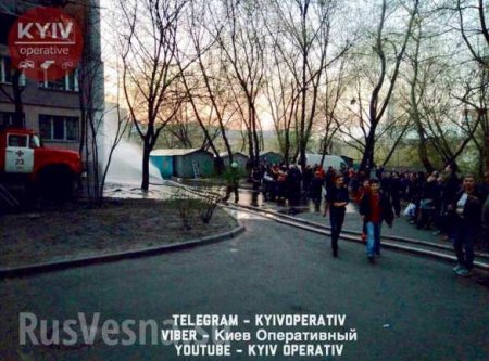 В Киеве горит многоэтажный дом (ФОТО, ВИДЕО)