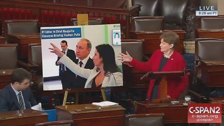 В сенате США продемонстрировали «рассекреченное» фото с Путиным