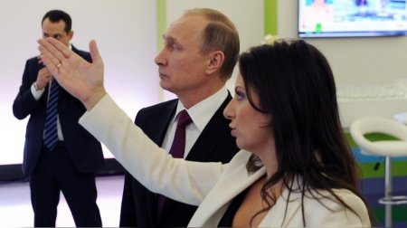 В сенате США продемонстрировали «рассекреченное» фото с Путиным