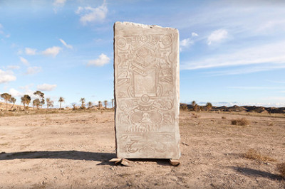 В Испании американцы закопали плиту с мемами для потомков