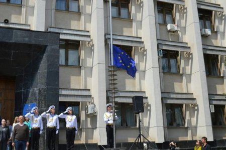 В Одессе над облсоветом подняли иностранный флаг