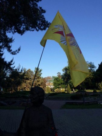 В Киеве вывесили флаг с Орденом Победы