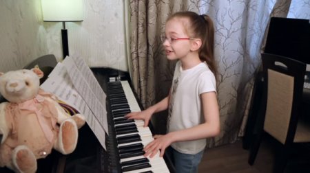 8-летняя девочка покорила Сеть, исполнив кавер на песню 