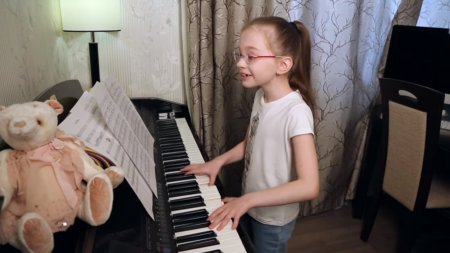 8-летняя девочка покорила Сеть, исполнив кавер на песню "Вите надо выйти"
