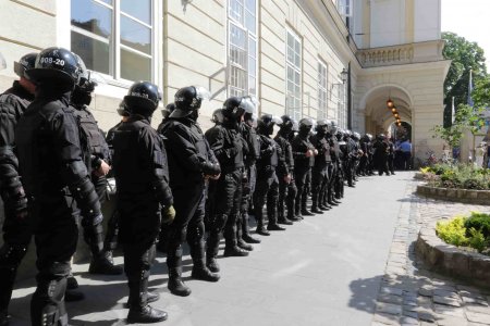 Во Львове участники АТО штурмуют здание горсовета