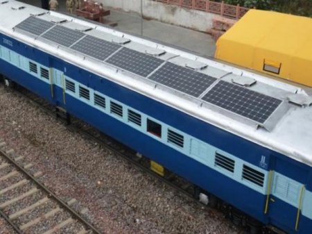 В Индии запустили поезд на солнечных батареях