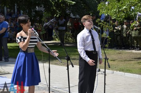В Горловке в третью годовщину со дня начала обстрелов города открыли мемориал погибшим жителям