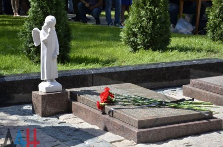 В Горловке в третью годовщину со дня начала обстрелов города открыли мемориал погибшим жителям